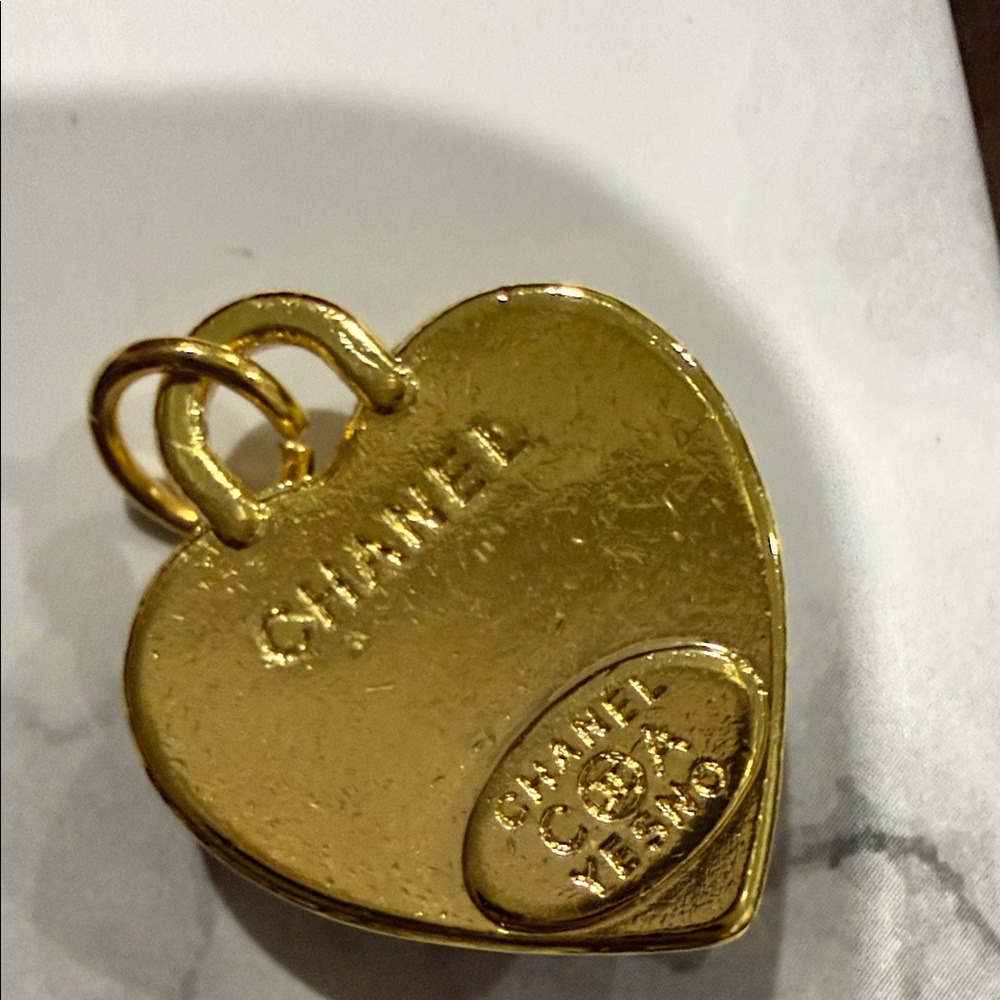 CHANEL Black and Gold Heart charms - Picture 4 of 7